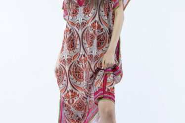 Rochie lunga de plaja tip poncho cu imprimeu floral pe fond bej