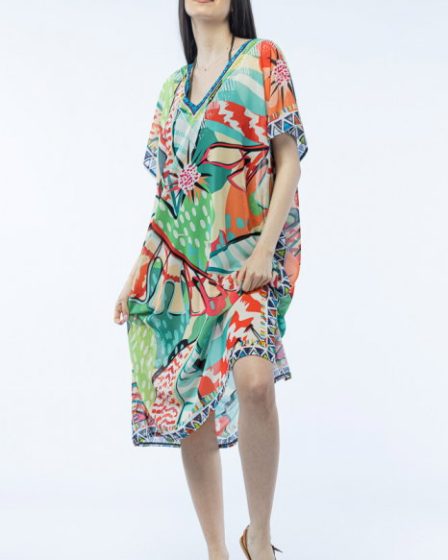 Rochie lunga de plaja tip poncho cu motive florale multicolore stilizate