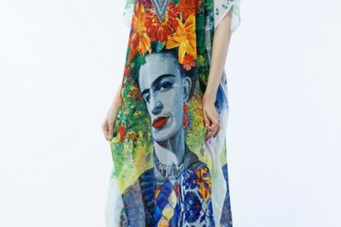 Rochie lunga de plaja tip poncho cu motive florale si Frida Kahlo