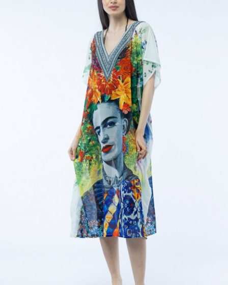 Rochie lunga de plaja tip poncho cu motive florale si Frida Kahlo