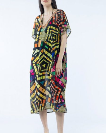 Rochie lunga de plaja tip poncho cu motive geometrice pe fond negru