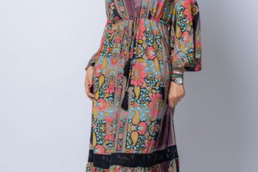Rochie lunga din matase indiana cu volane si imprimeu floral si insetie de dantela neagra