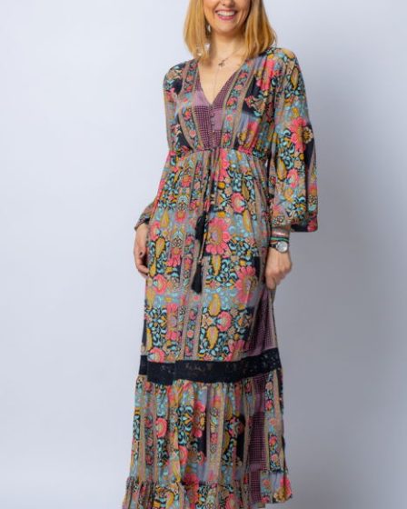 Rochie lunga din matase indiana cu volane si imprimeu floral si insetie de dantela neagra