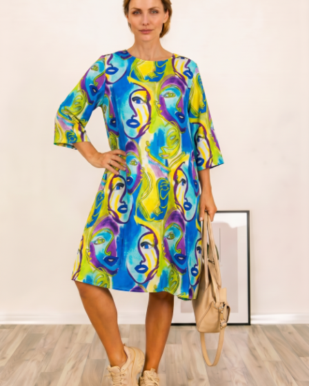 Rochie midi A-line din vascoza cu imprimeu chipuri stilizate