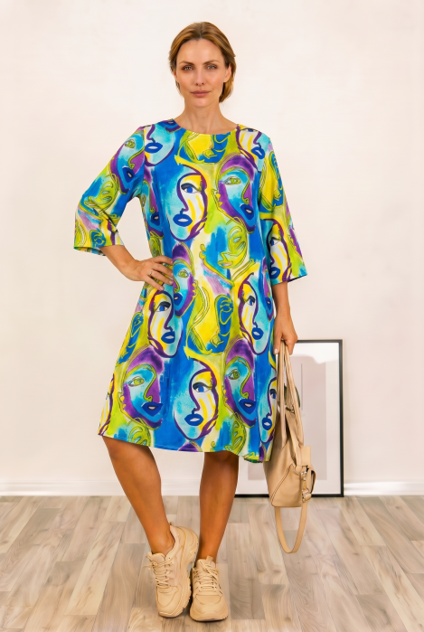 Rochie midi A-line din vascoza cu imprimeu chipuri stilizate
