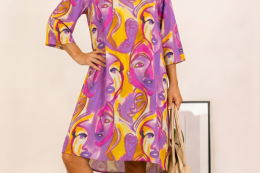 Rochie midi A-line din vascoza cu imprimeu chipuri stilizate