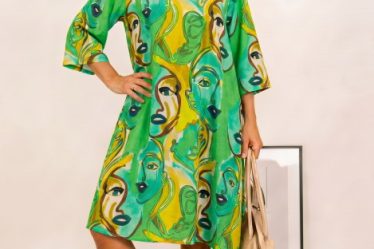 Rochie midi A-line din vascoza cu imprimeu chipuri stilizate