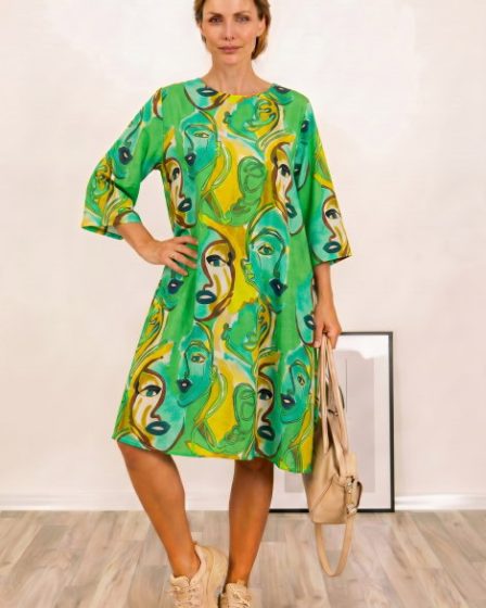 Rochie midi A-line din vascoza cu imprimeu chipuri stilizate