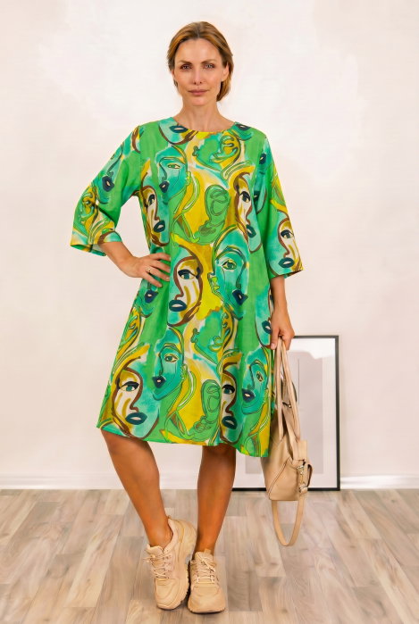 Rochie midi A-line din vascoza cu imprimeu chipuri stilizate