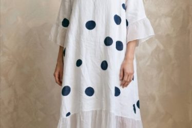 Rochie midi alba din in cu buline bleumarin si volane din matase