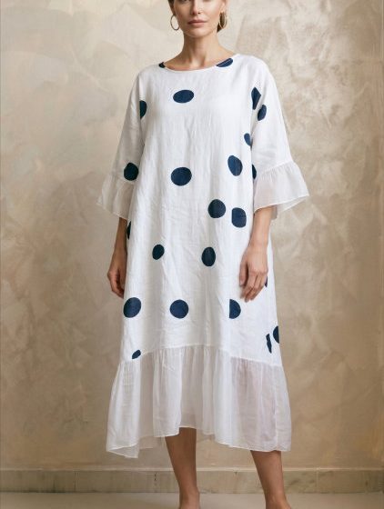 Rochie midi alba din in cu buline bleumarin si volane din matase