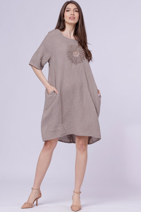 Rochie midi din in cu floare din paiete pe piept