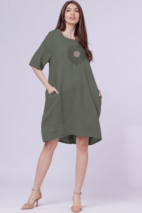 Rochie midi din in cu floare din paiete pe piept