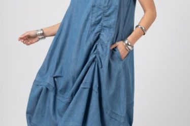 Rochie midi din jeans deschis cu fronseuri decorative