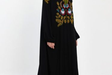 Rochie neagra A-line cu broderie traditionala pe piept si umeri