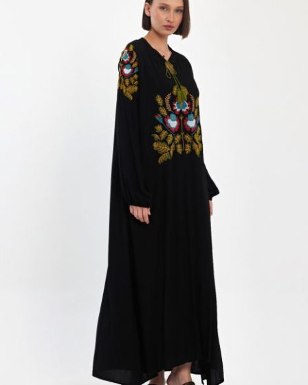 Rochie neagra A-line cu broderie traditionala pe piept si umeri