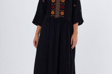 Rochie neagra cu broderie pe piept si maneci