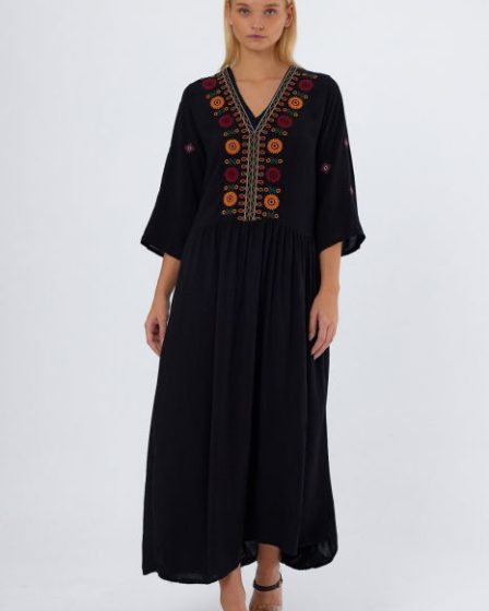 Rochie neagra cu broderie pe piept si maneci
