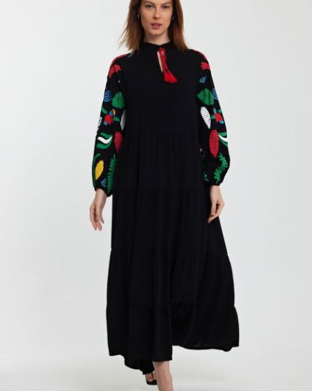 Rochie neagra cu imprimeu cauciucat cu papagali si maneci bufante