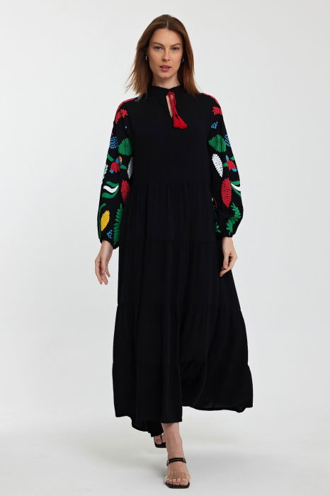 Rochie neagra cu imprimeu cauciucat cu papagali si maneci bufante