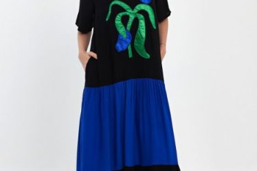 Rochie neagra cu volan albastru si aplicatie floare stilizata