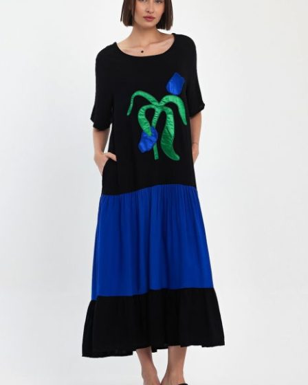 Rochie neagra cu volan albastru si aplicatie floare stilizata