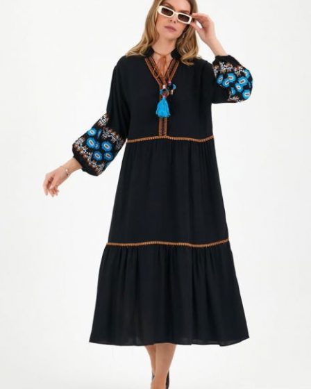 Rochie neagra cu volane si broderie pe maneci si decolteu