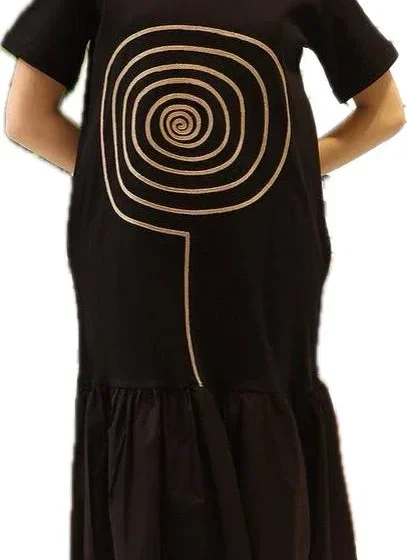 Rochie neagra din jerseu cu aplicatie aurie Lollipop si volan de poplin de bumbac