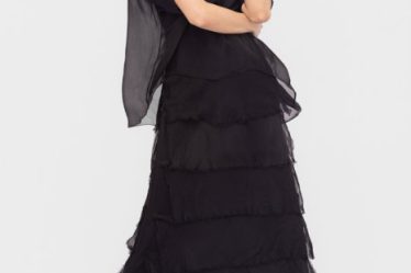 Rochie neagra din matase si vascoza cu  volane franjurate suprapuse