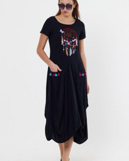Rochie neagra in colturi cu broderie    Dreamcatcher   si ciucuri