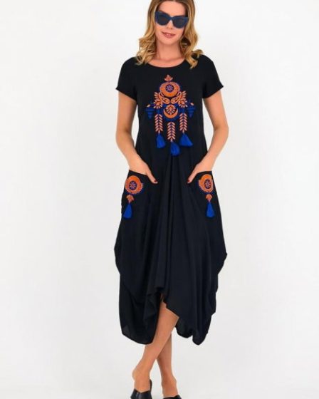 Rochie neagra in colturi cu broderie portocalie    Dreamcatcher   si ciucuri