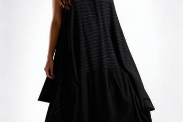 Rochie neagra in colturi cu dungi fine oversized cu volum arhitectural