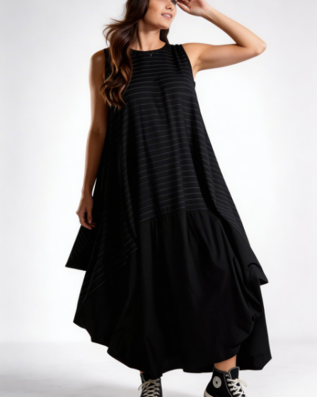 Rochie neagra in colturi cu dungi fine oversized cu volum arhitectural