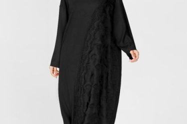 Rochie neagra in colturi cu insertie din voal si aplicatie oblica din dantela