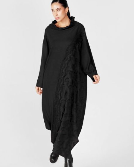 Rochie neagra in colturi cu insertie din voal si aplicatie oblica din dantela