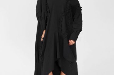 Rochie neagra in colturi cu maneci bufante si aplicatii volane