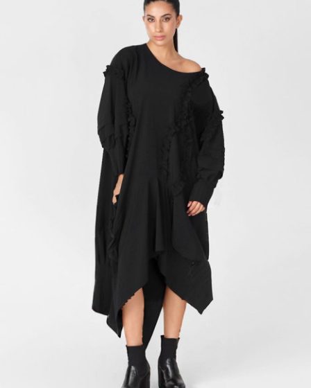 Rochie neagra in colturi cu maneci bufante si aplicatii volane