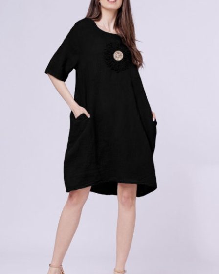 Rochie neagra midi din in cu floare din paiete mate pe piept