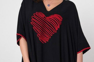 Rochie oversize neagra cu broderie inima rosie