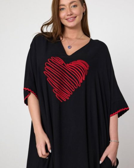 Rochie oversize neagra cu broderie inima rosie