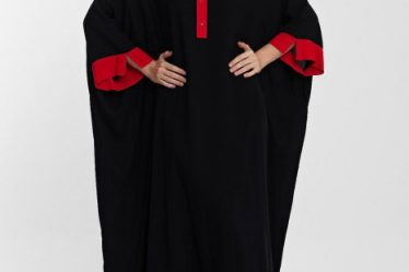 Rochie oversize rosu-negru cu broderie decorativa pe spate