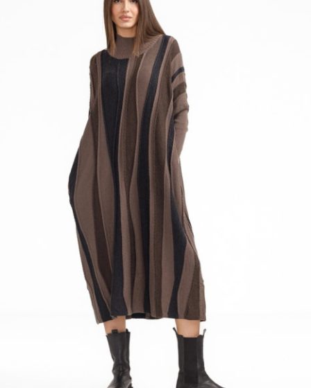 Rochie oversize tricotata cu dungi unduitoare si croi lejer