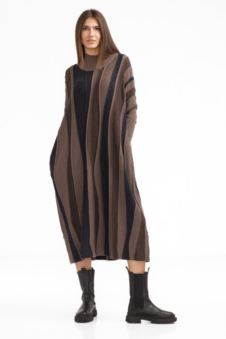 Rochie oversize tricotata cu dungi unduitoare si croi lejer
