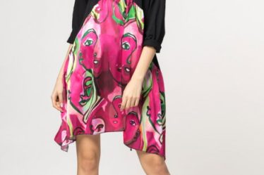 Rochie trendy cu imprimeu chipuri predominant fucsia