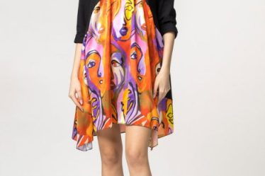 Rochie trendy cu imprimeu chipuri predominant portocaliu