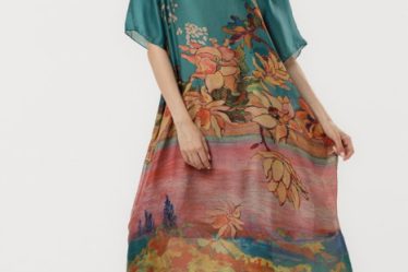 Rochie turcoaz eleganta satinata A-line cu croiala lejera si imprimeu floral in tonuri de roz-oranj