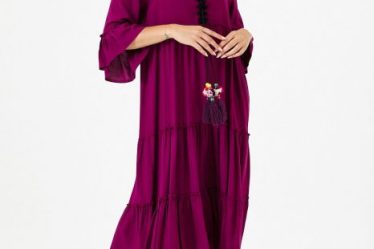 Rochie visinie din vascoza cu volane si ciucuri colorati