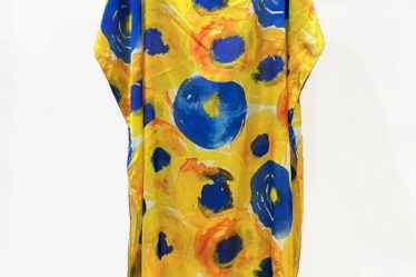 Rochie de plaja lunga tip poncho din matase cu flori galbene pe fond galben