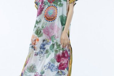 Rochie lunga de plaja tip poncho cu motive florale pe fond alb