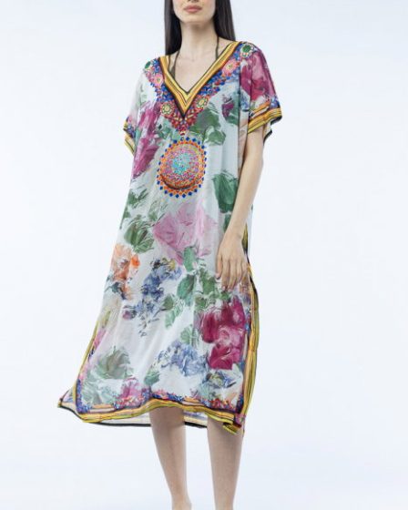 Rochie lunga de plaja tip poncho cu motive florale pe fond alb